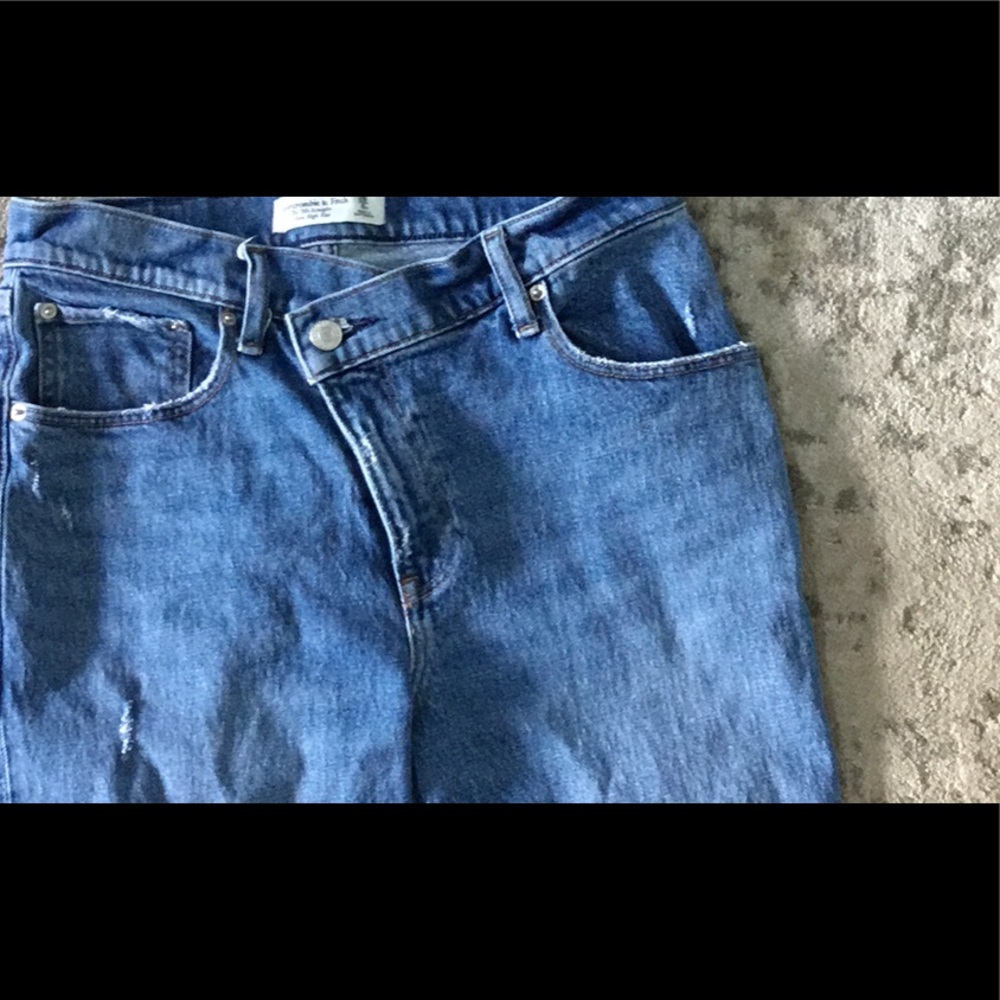 Abercrombie & Fitch jeans  The Ultra High Rise size 28, The 90’s Straight